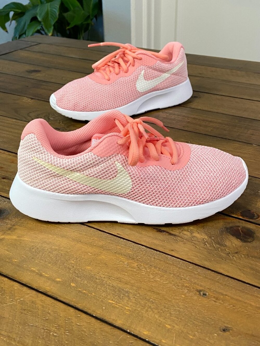 Nike Tanjun SE Women's Size 6 Bright Melon Pink Coral‎ Running Shoes AR1903-800
